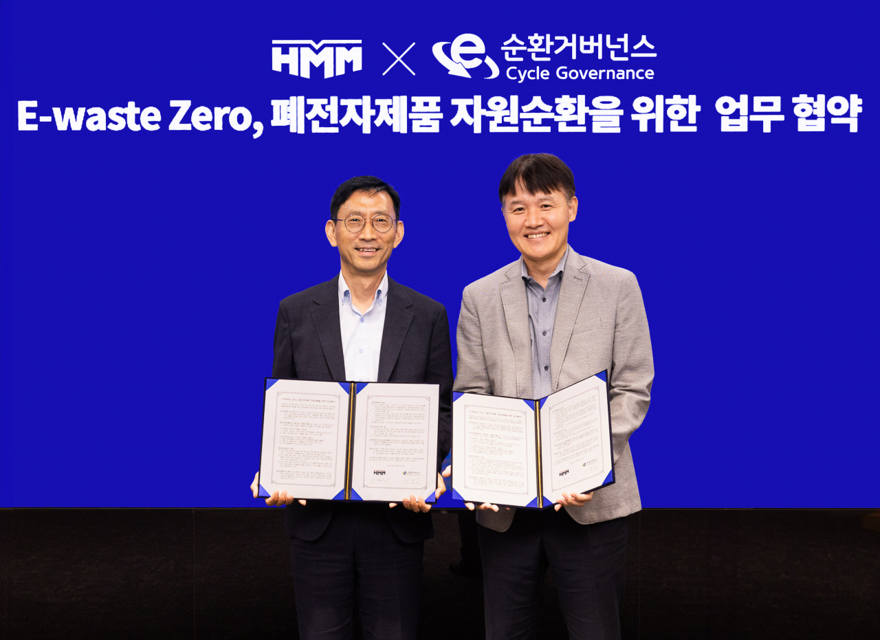 22일 HMM 여의도 본사에서 ‘E-Waste Zero, ESG 경영 실천 업무협약’ 체결식에 참석한 양사 관계자들이 기념 촬영을 하고 있다. [HMM 제공]