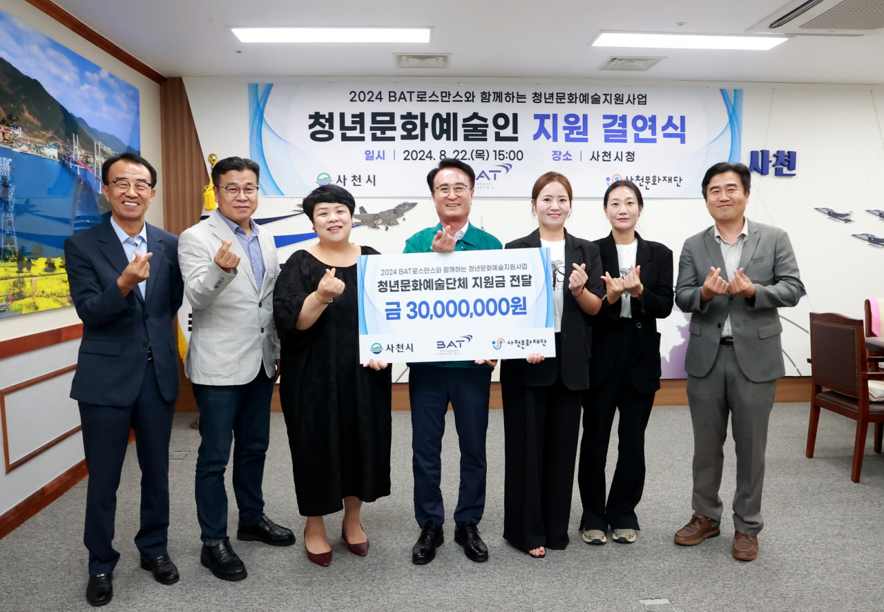 BAT사천공장 김지형 공장장(오른쪽), 박동식 사천시장(가운데), 김병태 사천문화재단 대표 이사(왼쪽) 등 주요 관계자들이 기념사진을 촬영하고 있다. [BAT로스만스 제공]