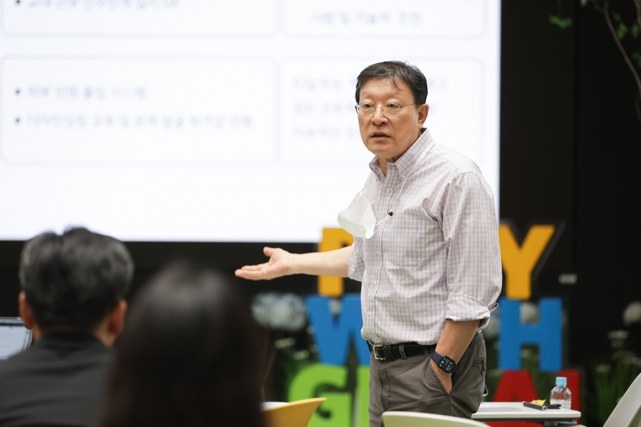 허태수 GS 회장이 지난 8월 서울 역삼동 GS타워에서 진행된 ‘52g 협의체’ 모임에서 “52g 활동을 통해 디지털 혁신(DX) 실행가 1만명을 양성하자”고 발언하고 있다. [GS 제공]