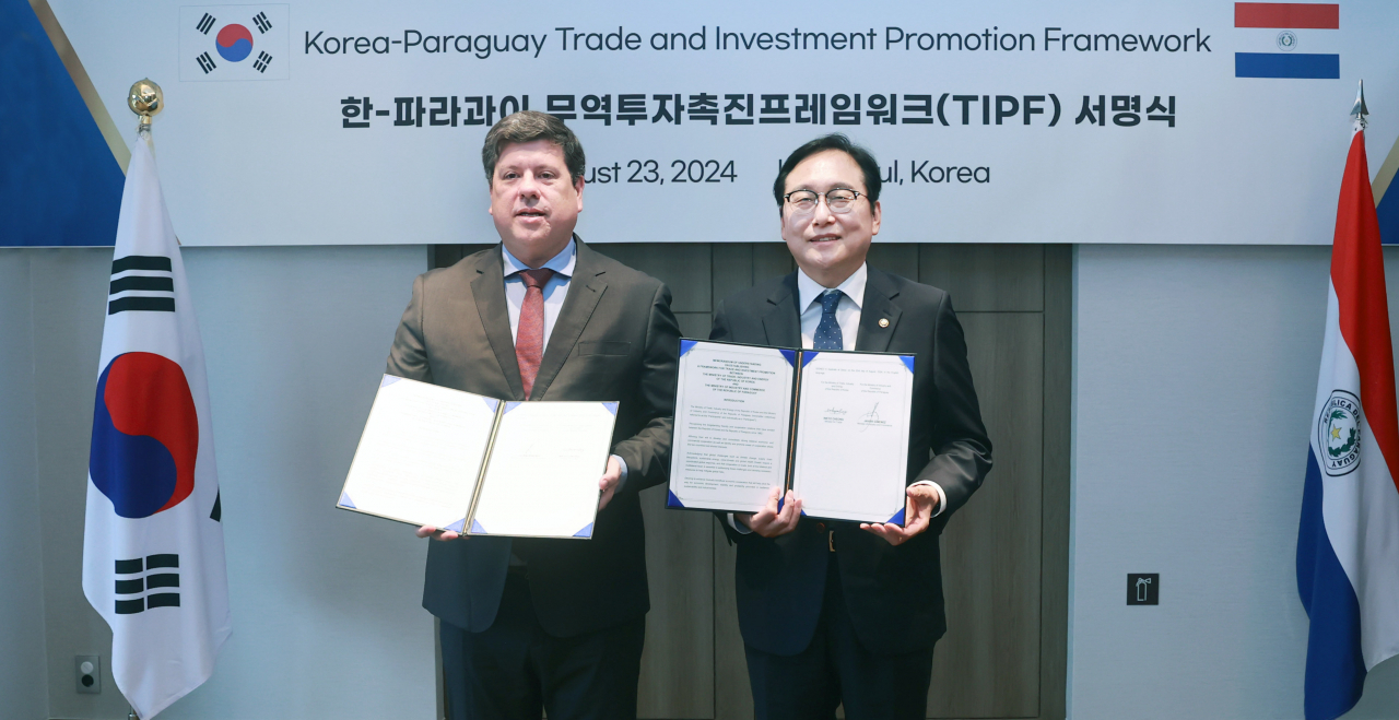 정인교(오른쪽) 산업통상자원부는 통상교섭본부장이 23일 서울 중구 롯데호텔에서 하비에르 히메네스 파라과이 산업통상부 장관과 무역투자촉진프레임워크(TIPF)를 체결한 후 기념촬영을 하고 있다.[산업통상자원부 제공]