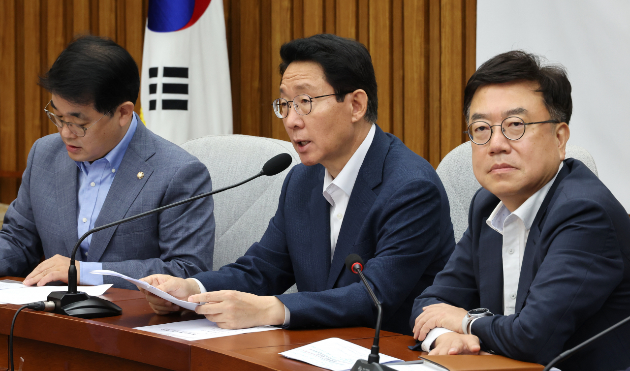 김상훈(가운데) 국민의힘 정책위의장이 23일 오전 국회에서 열린 원내대책회의를 주재하고 있다. [연합]