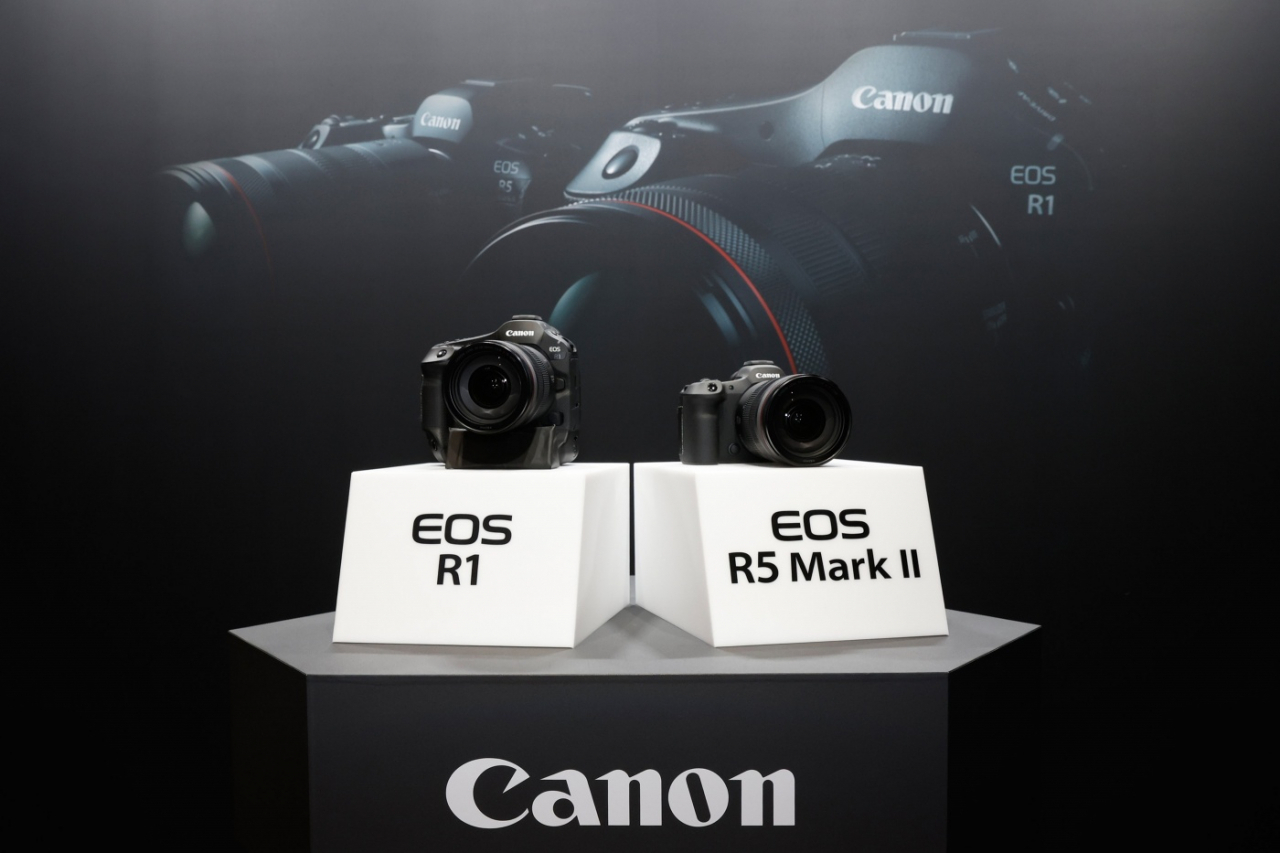 캐논코리아가 23일 공개한 신제품 EOS R1(왼쪽)과 EOS R5 Mark ll. [캐논코리아 제공]