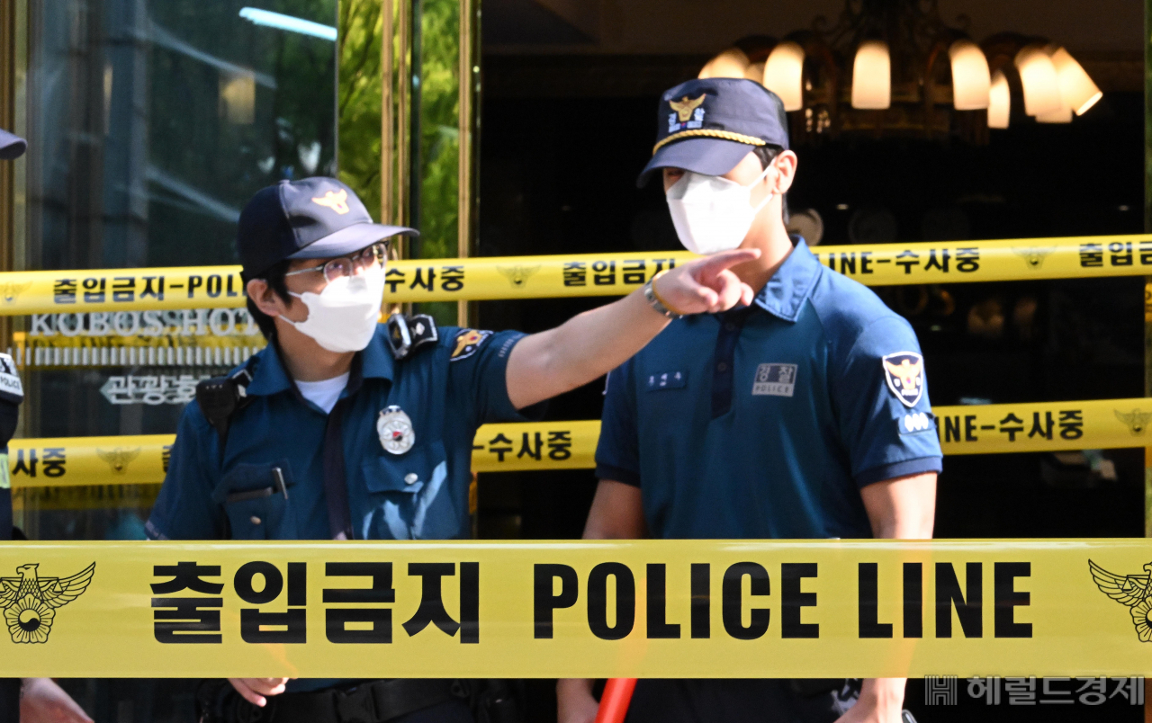 지난 22일 오후 경기도 부천의 한 호텔에서 화재가 발생해 투숙객 등 7명이 숨지고 12명이 다쳤다. 23일 오전 경기도 부천시 원미구 화재 현장에서 경찰이 현장을 통제하고 있다. 부천=임세준 기자
