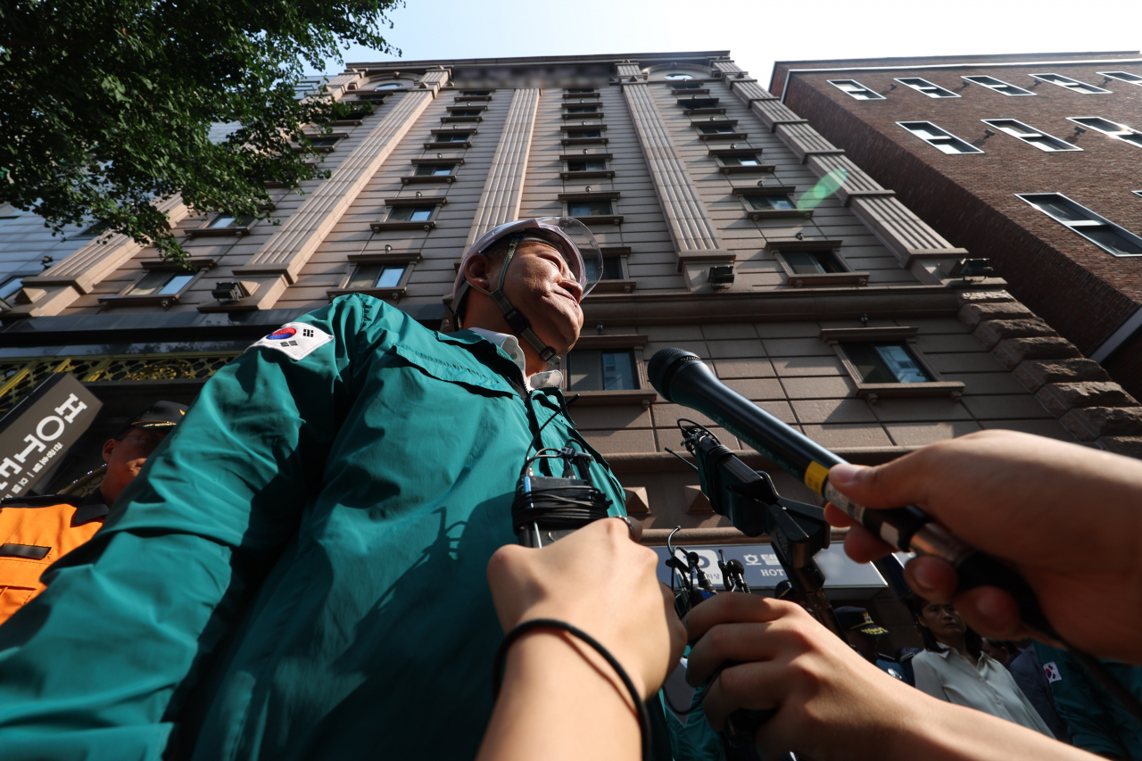 Interior Minister Lee Sang-min responds to reporters' questions during his visit to the site of the hotel fire in Bucheon on Friday morning. (Yonhap)