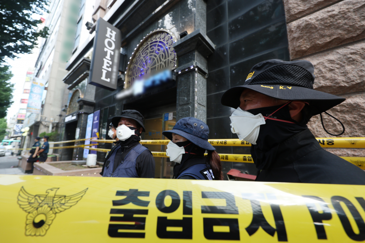23일 오전 전날 화재가 발생한 경기 부천시의 한 호텔 일대에 폴리스 라인이 설치돼 있다. [연합]