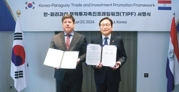 정인교(오른쪽) 통상교섭본부장이 23일 서울 롯데호텔에서 하비에르 히메네스 파라과이 산업통상부 장관과 무역투자촉진프레임워크를 체결한 후 기념촬영을 하고 있다. [산자부 제공]