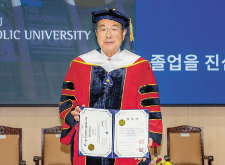 윤동한 한국콜마 회장이 이순신학과 1호 박사 학위를 받고 있다. [콜마홀딩스 제공]