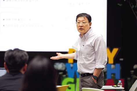 허태수 GS 회장이 22일 서울 역삼동 GS타워에서 진행된 ‘52g 협의체’ 모임에서 발언하고 있다. [GS 제공]