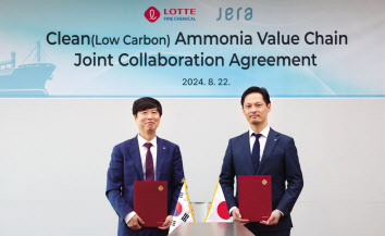 윤희용(오른쪽) 롯데정밀화학 케미칼사업부문장과 오타키 마사토 JERA 저탄소연료기획본부장이 협약식 이후 기념촬영을 하고 있다. [롯데정밀화학 제공]