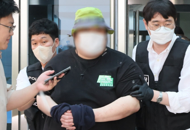 ‘서울역 칼부림’ 예고 글을 온라인 커뮤니티 디시인사이드에 게시한 혐의를 받는 30대 남성 A씨가 지난 5월26일 오후 구속 전 피의자 심문(영장심사)을 마친 뒤 서울 도봉구 북부지법을 나서고 있다. 연합뉴스