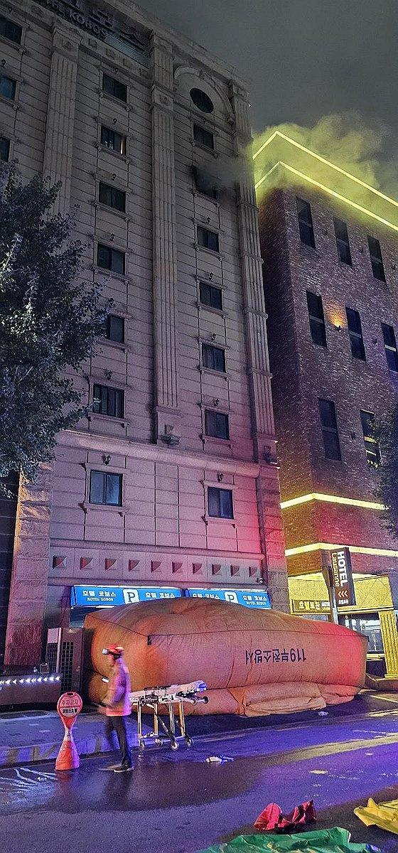 22일 부천 호텔 화재 현장에 에어매트가 뒤집혀 있다. [연합]