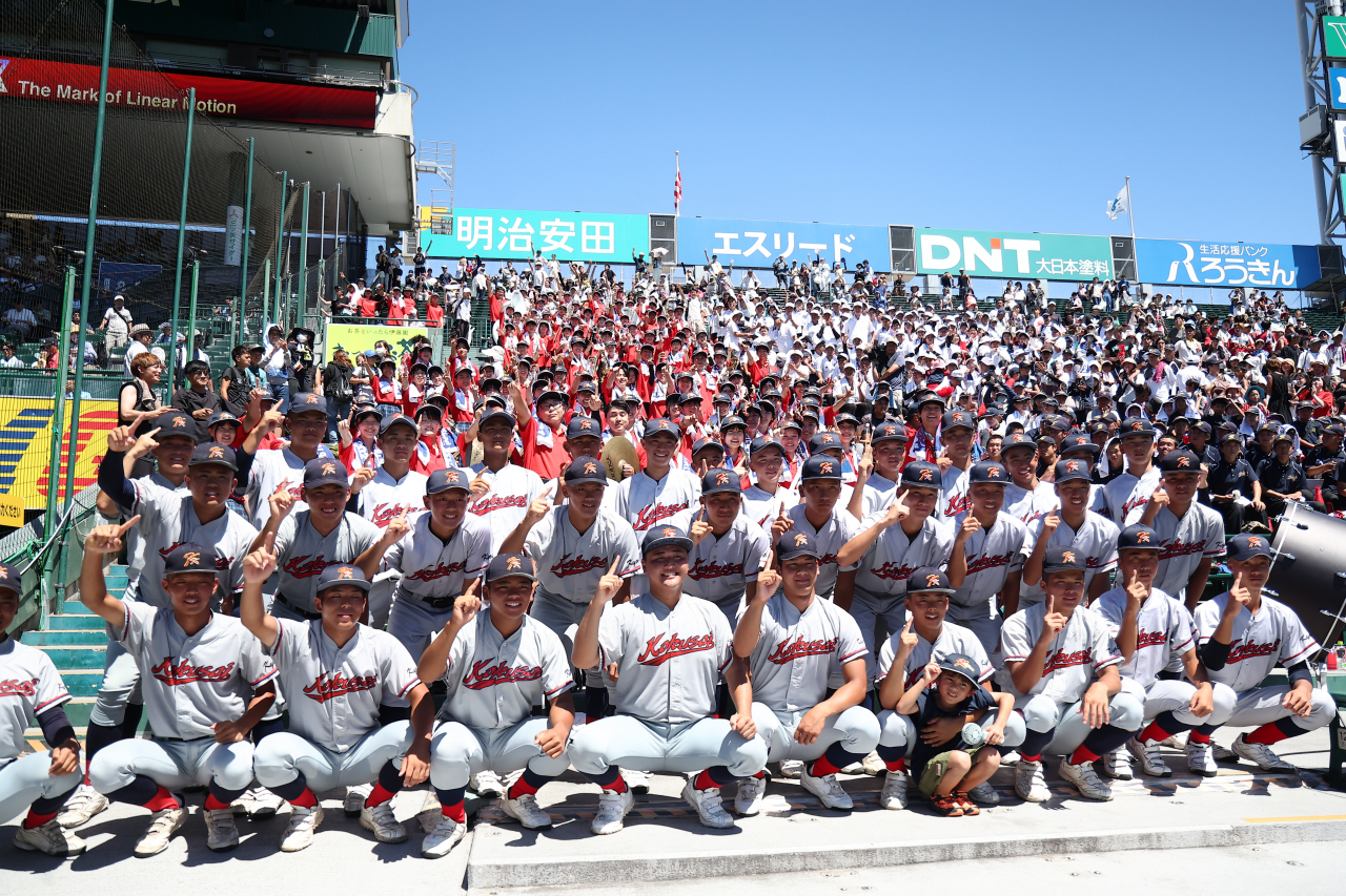 23일 일본 효고현 니시노미야 한신 고시엔구장에서 열린 일본 전국 고교야구선수권대회(여름 고시엔) 결승전 교토국제고와 간토다이이치고 경기. 2-1 승리를 거두고 우승을 차지한 일본 내 한국계 민족학교인 교토국제고 재학생들이 관중석에서 기념촬영을 하고 있다. [연합]