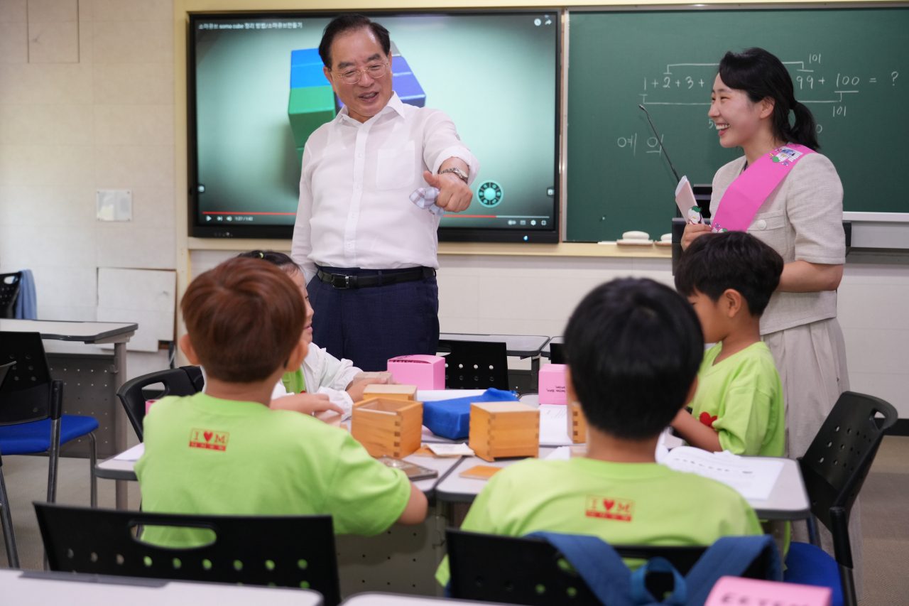 하윤수 부산시교육감이 23일 오전 대학생 학습지원 튜터링 특별캠프가 열리고 있는 부산교육대학교 수업 현장을 찾아 학생들을 격려하고 있다. [사진=부산시교육청]