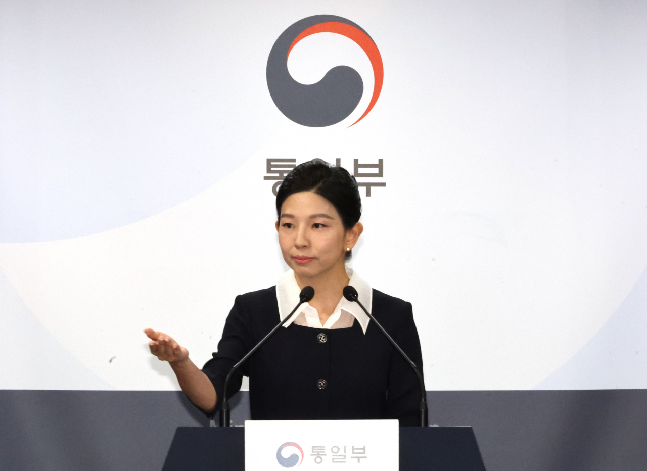 통일부 김인애 부대변인이 23일 서울 종로구 정부서울청사 브리핑룸에서 정례브리핑을 하고 있다. [연합]