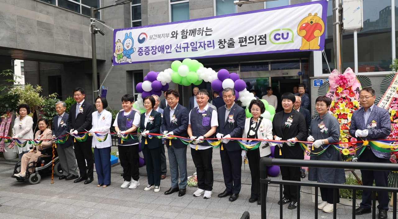 보건복지부, 한국장애인개발원, ㈜BGF리테일은 23일 제주특별자치도 제주시 제주혼디누림터에서 장애인편의점 1호점(CU 제주혼디누림터점) 개소식을 개최했다. 이 편의점에는 중증장애인 2명이 하루 4시간씩 주 5일 근무를 하게 된다.[보건복지부 제공]