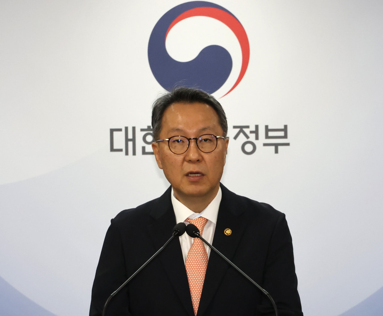 박민수 중앙재난안전대책본부 제1총괄조정관(보건복지부 제2차관)이 22일 서울 종로구 정부서울청사에서 의사 집단행동 중앙재난안전대책본부 회의 결과 브리핑을 하고 있다. [연합]