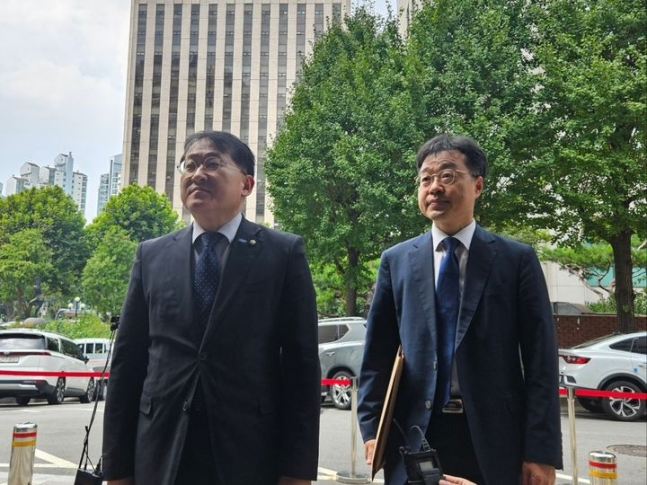찰이 한동훈 국민의힘 대표가 법무부 장관 재직 시절 ‘여론조성팀’(댓글팀)을 운영했다는 의혹과 관련해 고발인 조사에 나섰다. 사진은 차규근 조국혁신당 의원(왼쪽)이 23일 오후 마포구 서울경찰청 광역수사단 청사 앞에서 발언하고 있는 모습. [뉴시스]