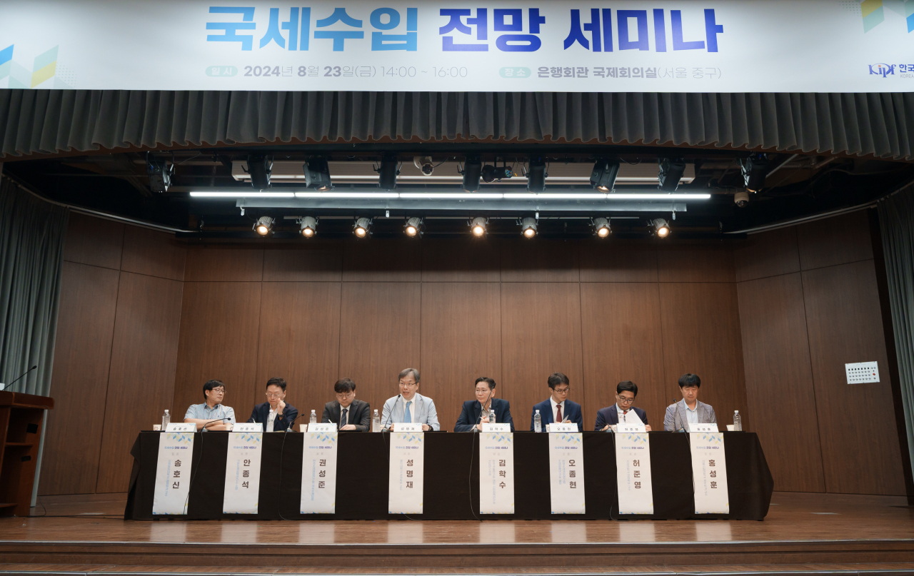 한국조세재정연구원이 23일 서울 중구 명동 은행회관에서 ‘국세수입 전망 세미나’를 개최한 가운데 토론자들이 토론을 펼치고 있다(왼쪽부터 송호신 이화여대 경제학과 교수, 안종석 가온조세정책연구소 소장, 권성준 한국조세재정연구원 세수추계팀장, 성명재 홍익대 경제학부 교수, 김학수 한국개발연구원 재정·사회정책연구부 선임연구위원, 오종현 한국조세재정연구원 조세정책연구실 실장, 허준영 서강대 경제학부 교수, 홍성훈 서울시립대 세무학과 교수)[한국조세재정연구원 제공]