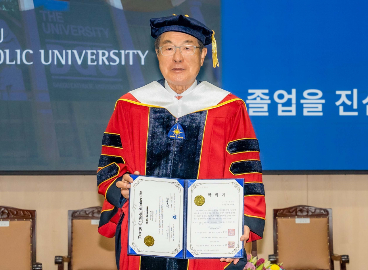 윤동한 한국콜마 회장이 이순신학과 1호 박사 학위를 받았다. [한국콜마 제공]