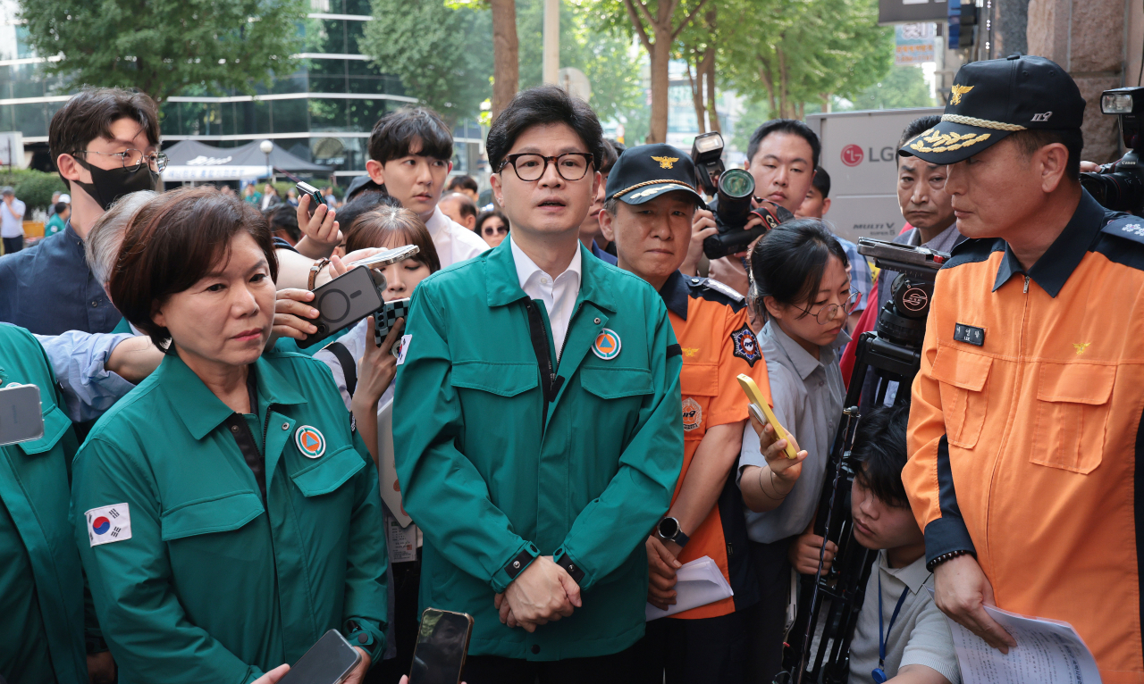 한동훈 국민의힘 대표가 23일 오후 전날 발생한 화재로 7명이 숨지고 12명이 다친 경기도 부천시의 한 호텔을 방문해 현장을 살펴보고 있다. [연합]
