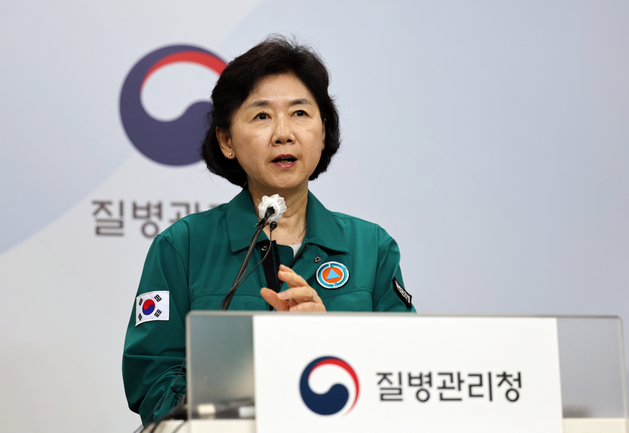 지영미 질병관리청장이 지난 21일 충북 오송 질병관리청 브리핑실에서 여름철 코로나19 유행 분석 및 정부 대응 관련 브리핑을 하고 있다. [연합]