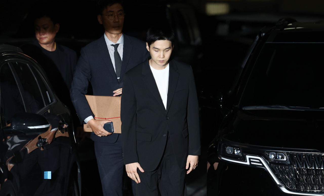 만취 상태로 전동스쿠터를 몬 혐의를 받는 그룹 방탄소년단(BTS)의 슈가(민윤기)가 경찰 조사를 위해 23일 오후 서울 용산경찰서로 출석하고 있다. [연합]