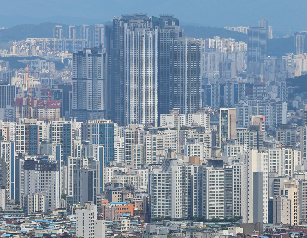 서울 아파트 거래량 증가에 따라 실거래가도 상승하고 있는 가운데 18일 서울 남산에서 바라본 서울 아파트 단지 모습. 연합뉴스