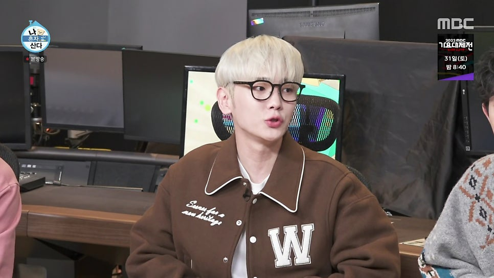 MBC 나혼자산다에 출연한 샤이니 키가 WMC의 상품을 입고 있다. [방송 캡처]