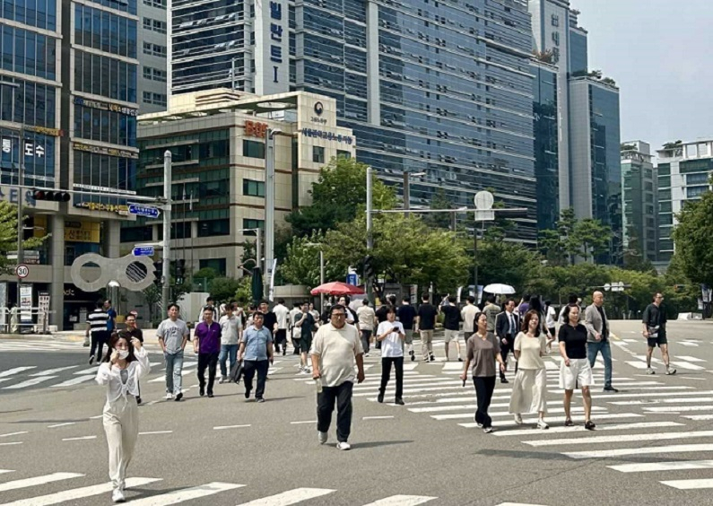 지난 23일 G밸리의 점심시간 풍경. 젊은 직장인들이 회사를 나와 식당가로 이동하고 있다. [한국산업단지공단 제공]