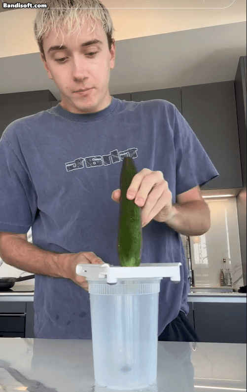 ‘오이 아저씨’(cucumber guy)라는 별명으로도 불리는 캐나다의 인기 틱톡커 로건 모핏이 자신의 계정에 오이를 활용한 다양한 요리법을 소개하는 영상 모습. [로건 모핏 틱톡 캡처]