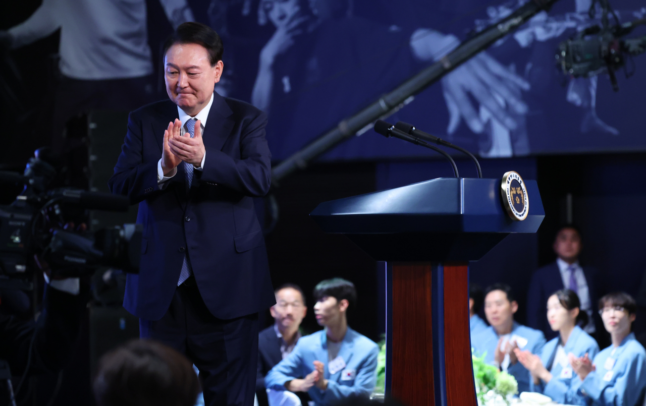 윤석열 대통령이 지난 22일 서울 한 호텔에서 열린 ‘2024 파리올림픽 선수단 격려 행사’에서 박수치고 있다. [연합]