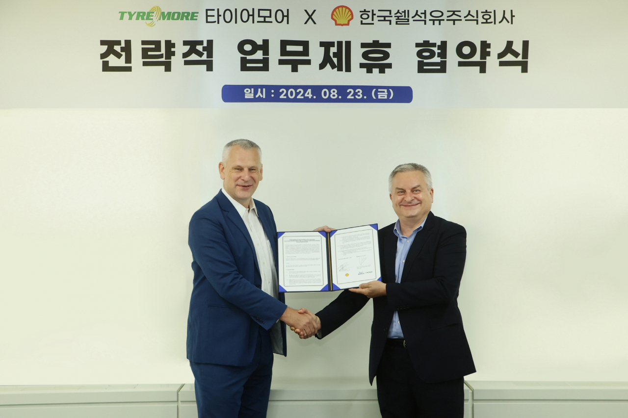 타이어모어-한국쉘석유주식회사 MOU 체결식에서 제롬 뱅송(오른쪽) 미쉐린코리아 대표가 라머스 예룬 피터 한국쉘석유주식회사 대표와 기념사진을 촬영하고 있다. [미쉐린코리아 제공]