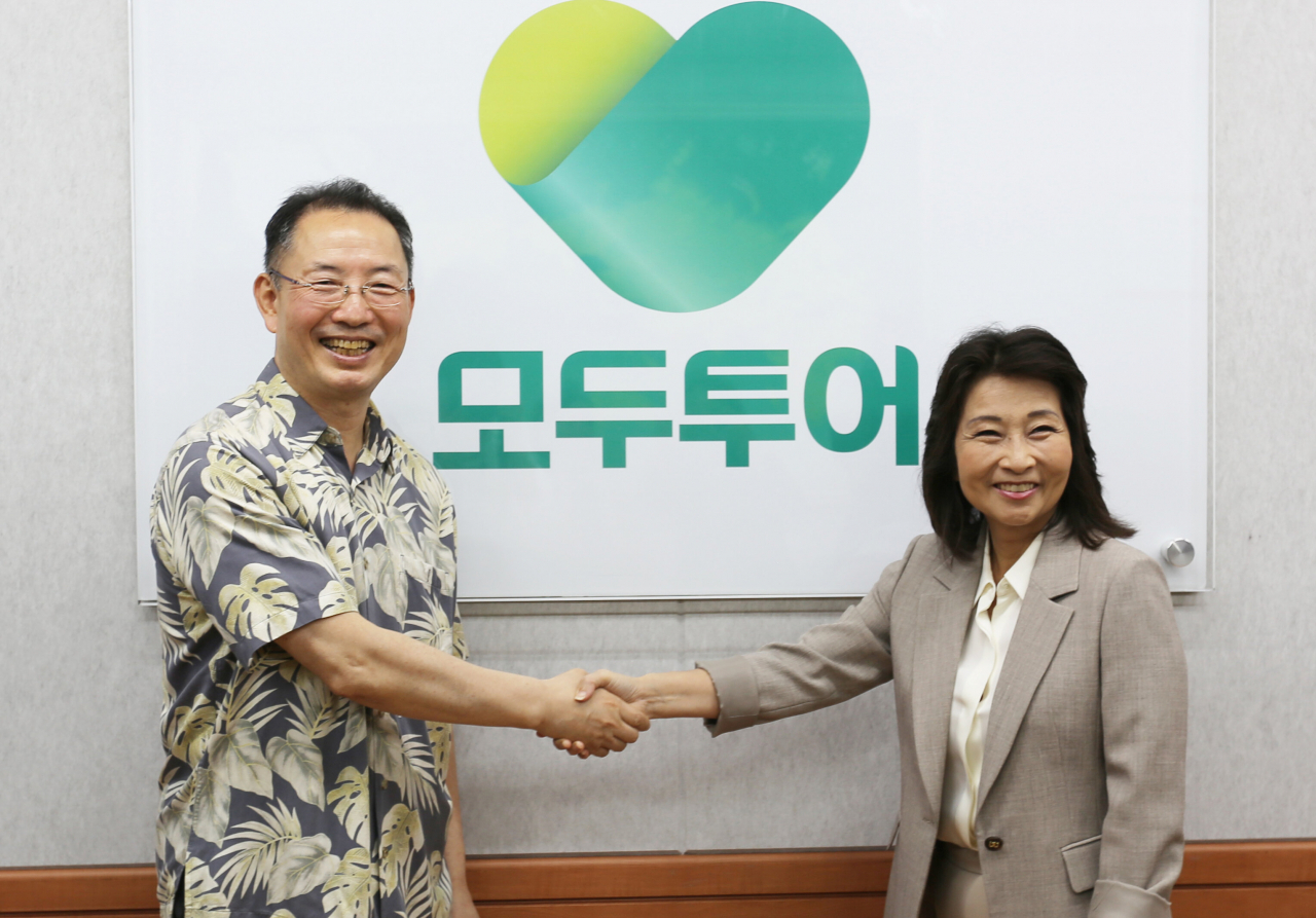 유인태 모두투어 사장(왼쪽)과 실비아 루크 하와이 부주지사가 관광 교류 우호 협력 간담회를 마치고 기념 촬영을 하고 있다.