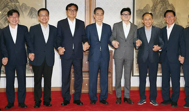 한덕수 국무총리와 한동훈 국민의힘 대표를 포함한 참석자들이 지난 18일 오후 서울 종로구 삼청동 총리공관에서 열린 고위당정협의회에 참석해 기념 촬영을 하는 모습. [연합]