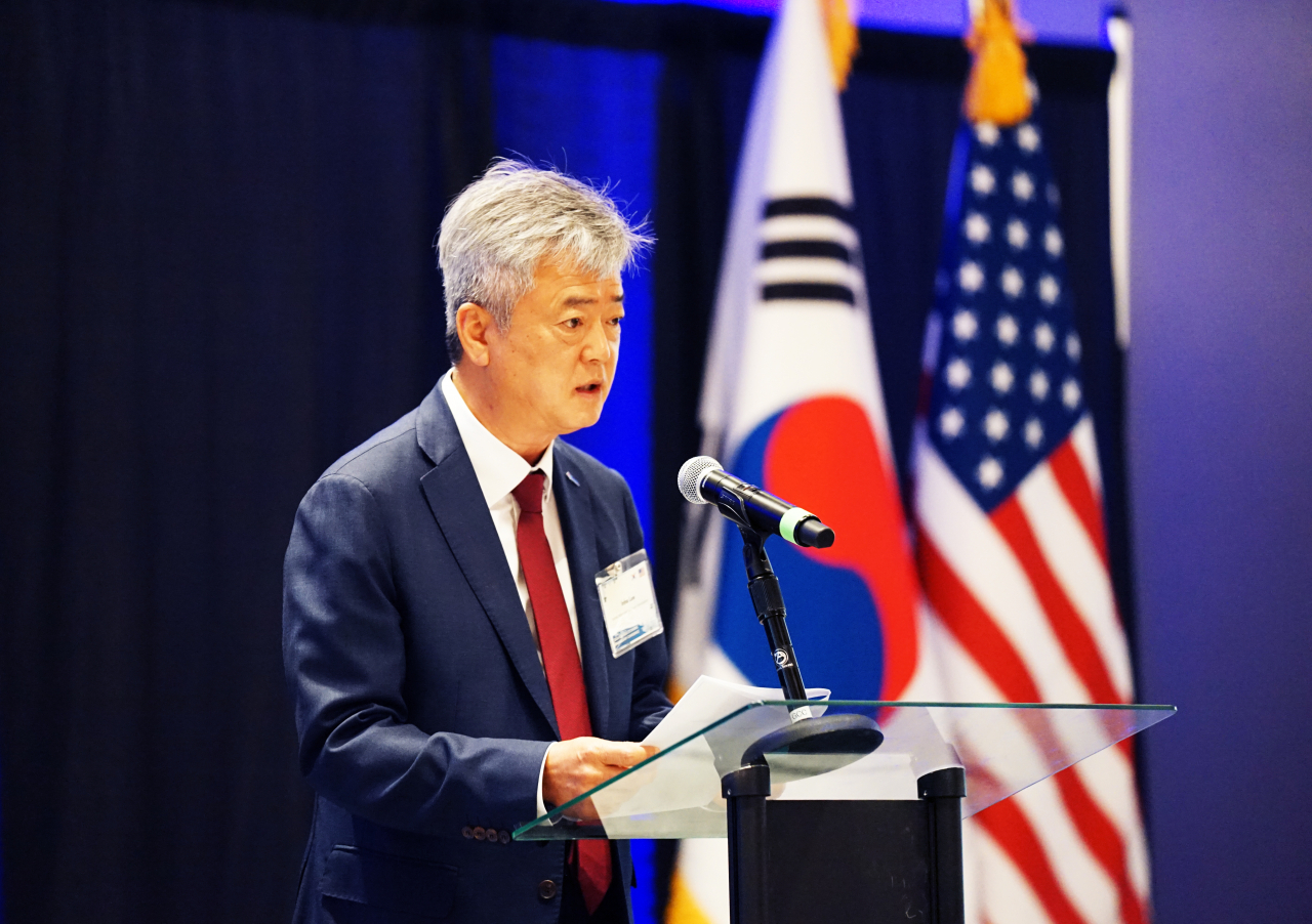 한국무역협회(KITA)가 주애틀란타총영상관, KOTRA 애틀란타 무역관, 미 동남부 6개 주정부와 공동으로 개최한 '한-미 동남부 경제협의회 총회'에서 이인호 한국무역협회 부회장이 환영사를 하고 있다. [무협 제공]
