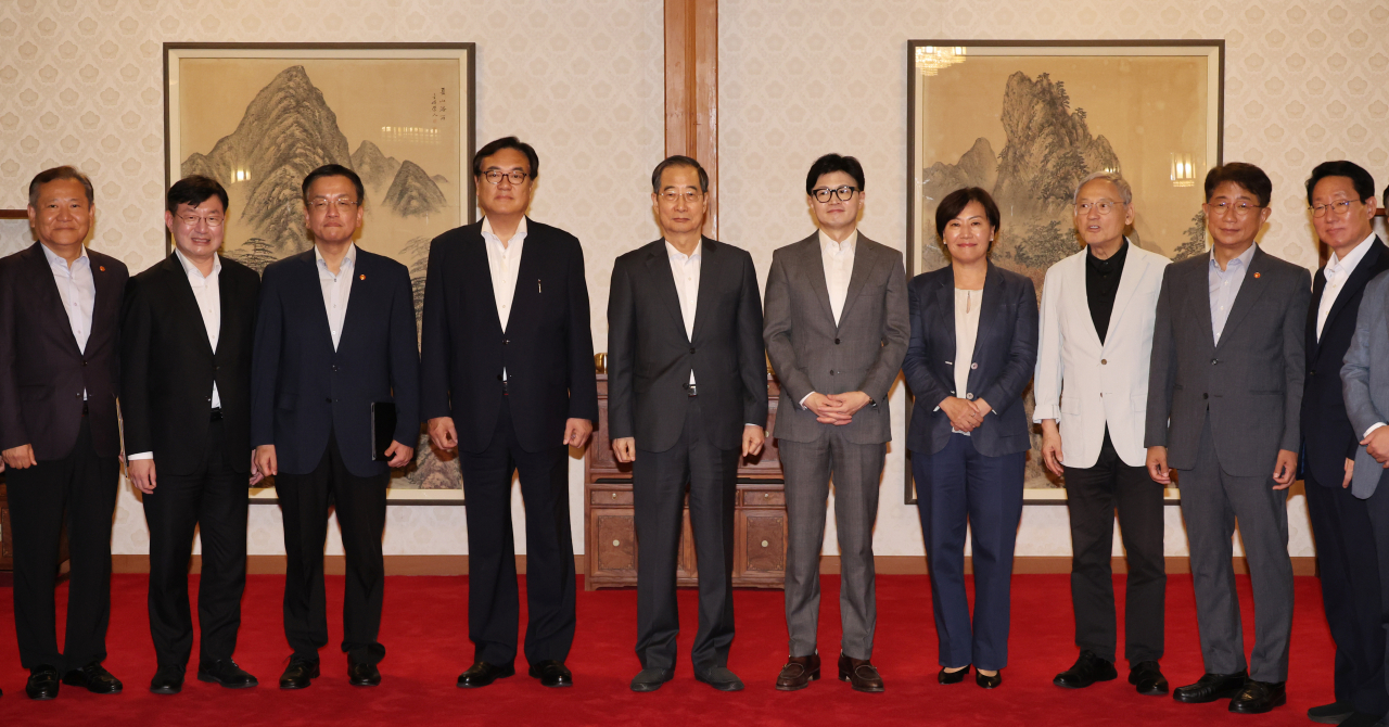 한덕수 국무총리, 국민의힘 한동훈 대표, 정진석 대통령 비서실장 등 참석자들이 25일 서울 종로구 삼청동 총리공관에서 열린 고위당정협의회에 앞서 사진촬영을 하고 있다. [연합]