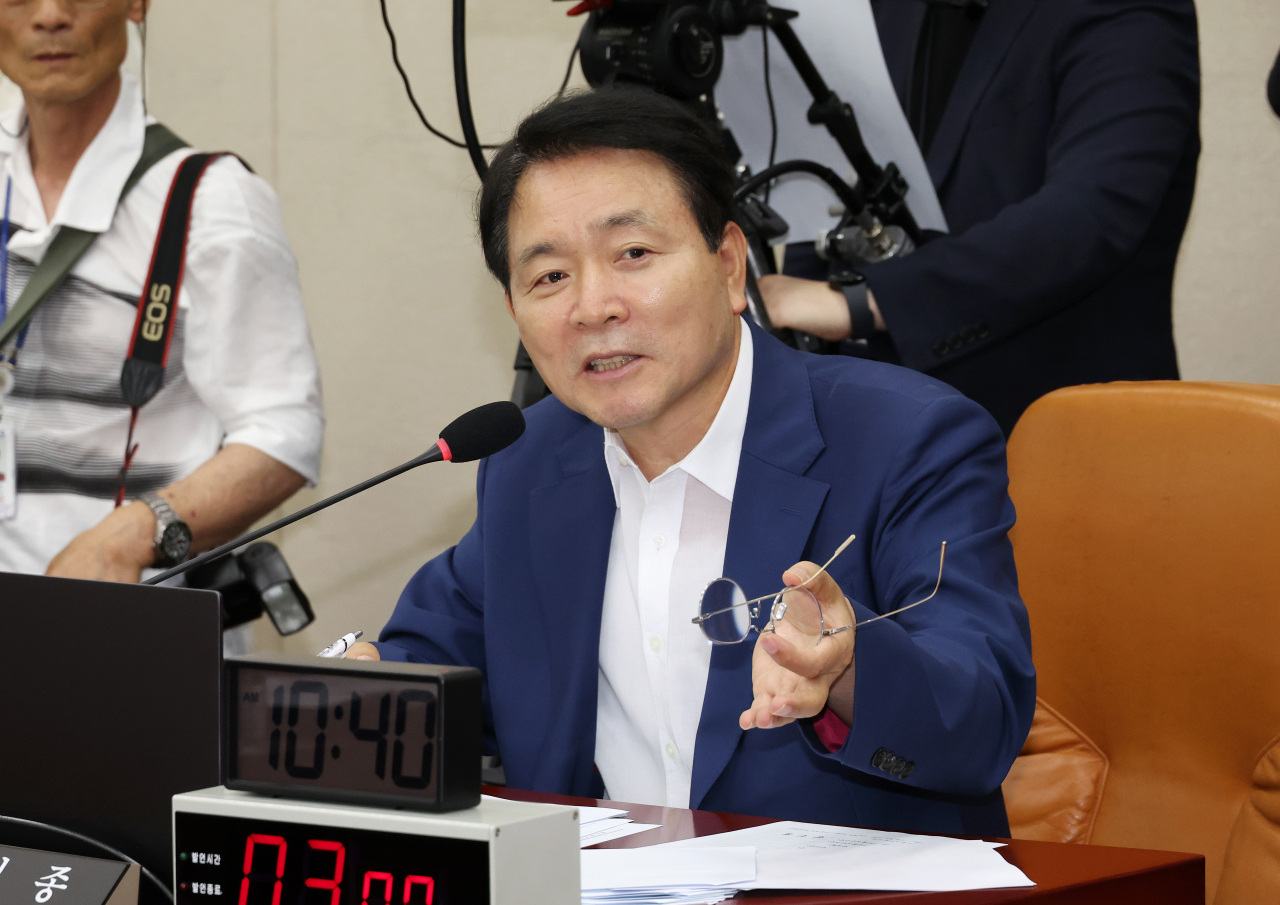 8일 오전 열린 국회 국방위원회 전체회의에서 국민의힘 소속 성일종 위원장이 발언하고 있다. [연합]