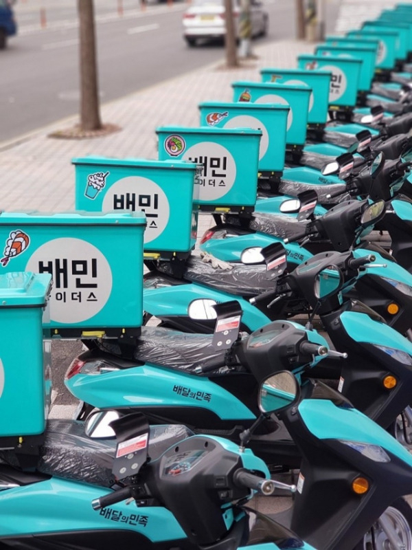 배달의민족 오토바이가 늘어선 모습. [우아한형제들 제공]