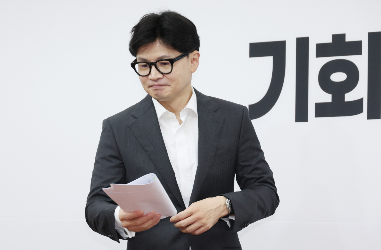 한동훈 국민의힘 대표가 26일 국회에서 열린 최고위원회의에 입장하고 있다. [연합]