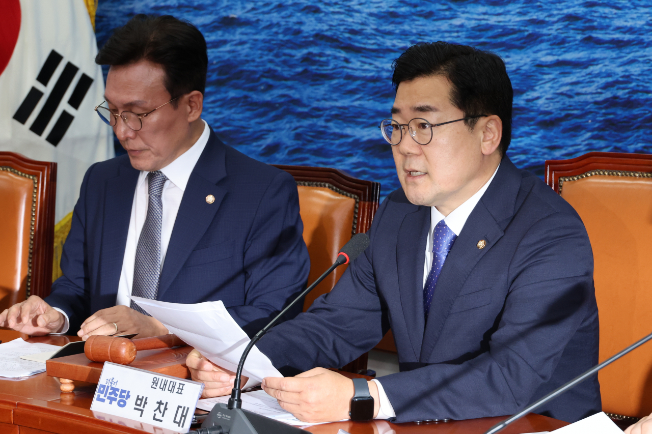 박찬대 더불어민주당 원내대표(오른쪽)가 26일 오전 서울 여의도 국회에서 열린 최고위원회의에서 발언하고 있다. [연합]