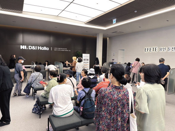 서울 집값이 급등하면서 국민평형 기준 4억대로 나온 용인 아파트의 분양가에 실수요자들의 관심이 집중되고 있다. 지난 23일 오후 경기도 용인수 수지구 ‘용인 둔전역 에피트’ 견본주택 상담창구가 인산인해를 이루고 있다. 정주원 기자