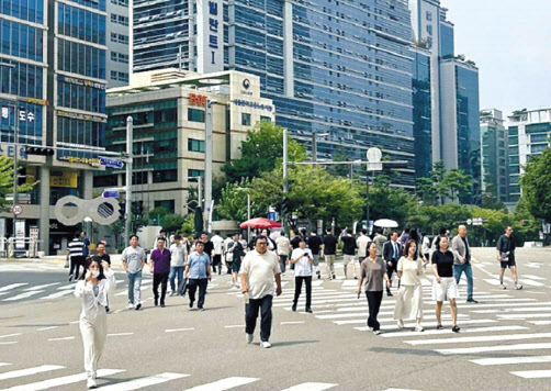 최근 서울디지털산업단지(G밸리)의 점심시간 모습. 직장인들이 식사를 위해 이동하고 있다. [한국산업단지공단 제공]