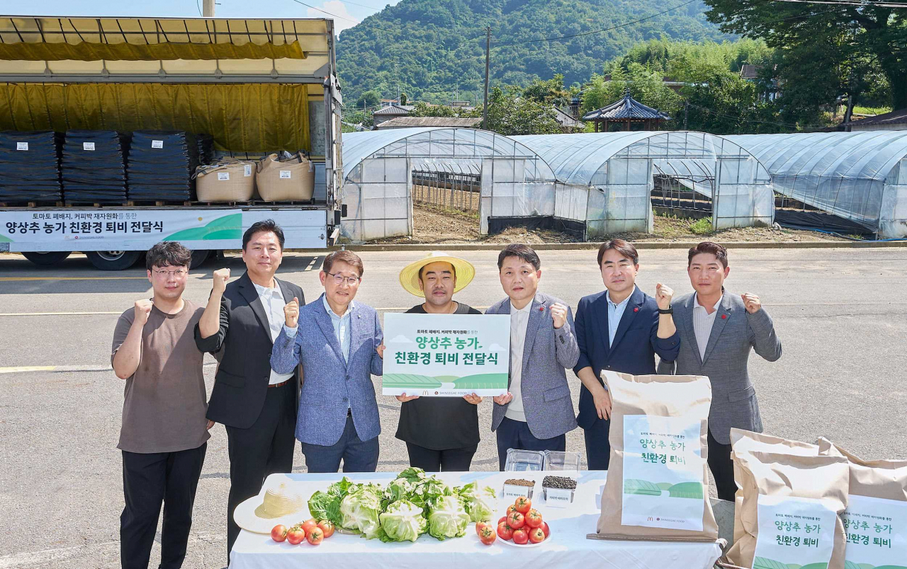 박서종 신세계푸드 농산팀(왼쪽부터), 하만기 맥도날드 SCM 이사, 김한일 전무, 이청우 농부, 민중식 신세계푸드 R&D 상무, 김태경 팀장, 이재철 농산팀 팀장