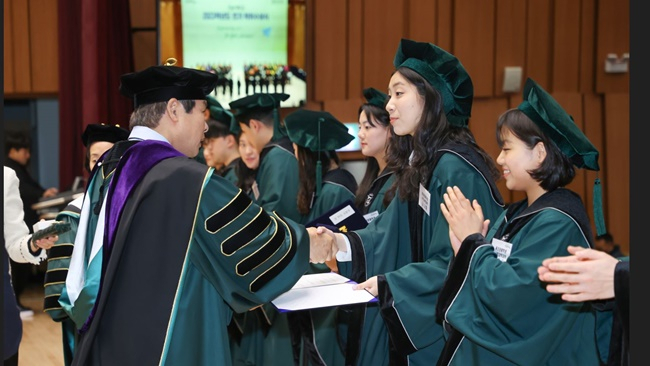 전남대학교 정성택 총장이 26일 학위 수여식에서 졸업생들의 졸업을 축하하고 있다.