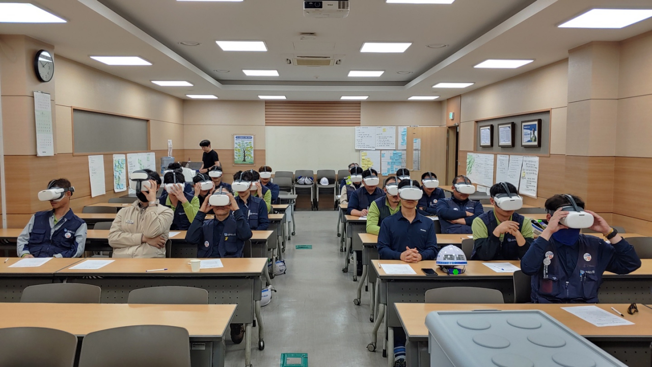 한국산업안전보건공단은 우아한청년들과 함께 27일부터 10월까지 광주, 대구, 부산에서 6차례에 걸쳐 배달종사자 안전교육을 실시한다. 교육생들이 공단의 VR교육을 체험하고 있는 모습[안전보건공단 제공]