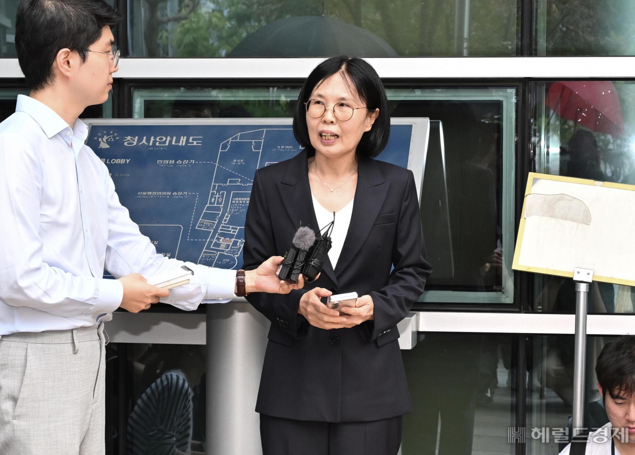 최태원 SK그룹 회장의 동거인인 김희영 티앤씨재단 이사장 측 변호인인 배인구 변호사가 지난 22일 서울 서초구 서울가정법원 앞에서 입장을 밝히고 있다. 임세준 기자