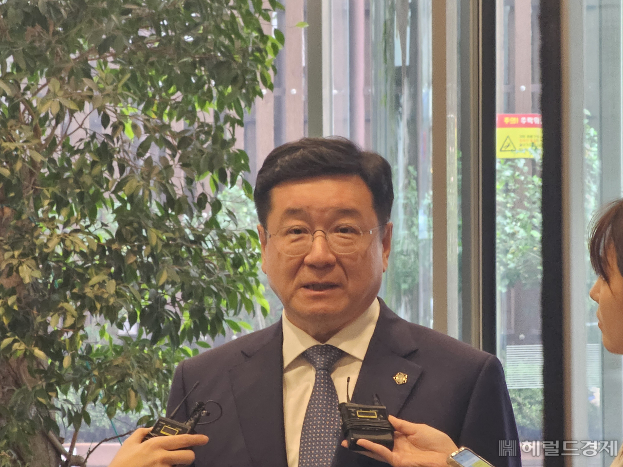 이찬희 삼성준법감시위원회 위원장이 26일 서울 서초구 삼성생명 서초사옥에서 열리는 정기회의에 앞서 기자들의 질문에 답하고 있다. 김민지 기자