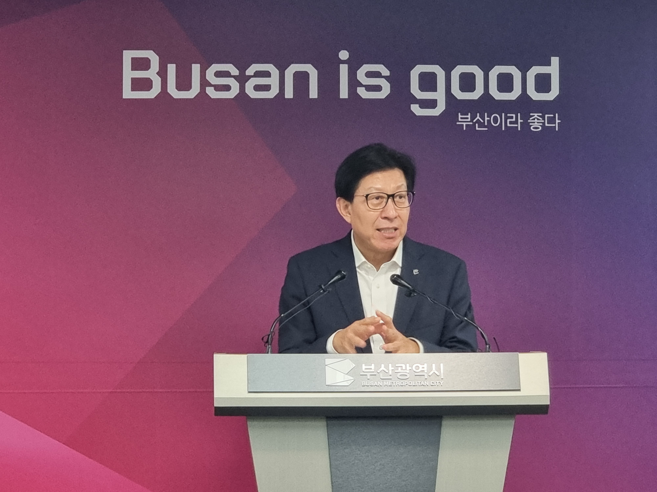 박형준 부산시장이 26일 오후 부산시청 브리핑룸에서 기자회견을 열고 내년부터 백양터널 통행료를 무료화한다고 발표하고 있다. [사진=임순택 기자]