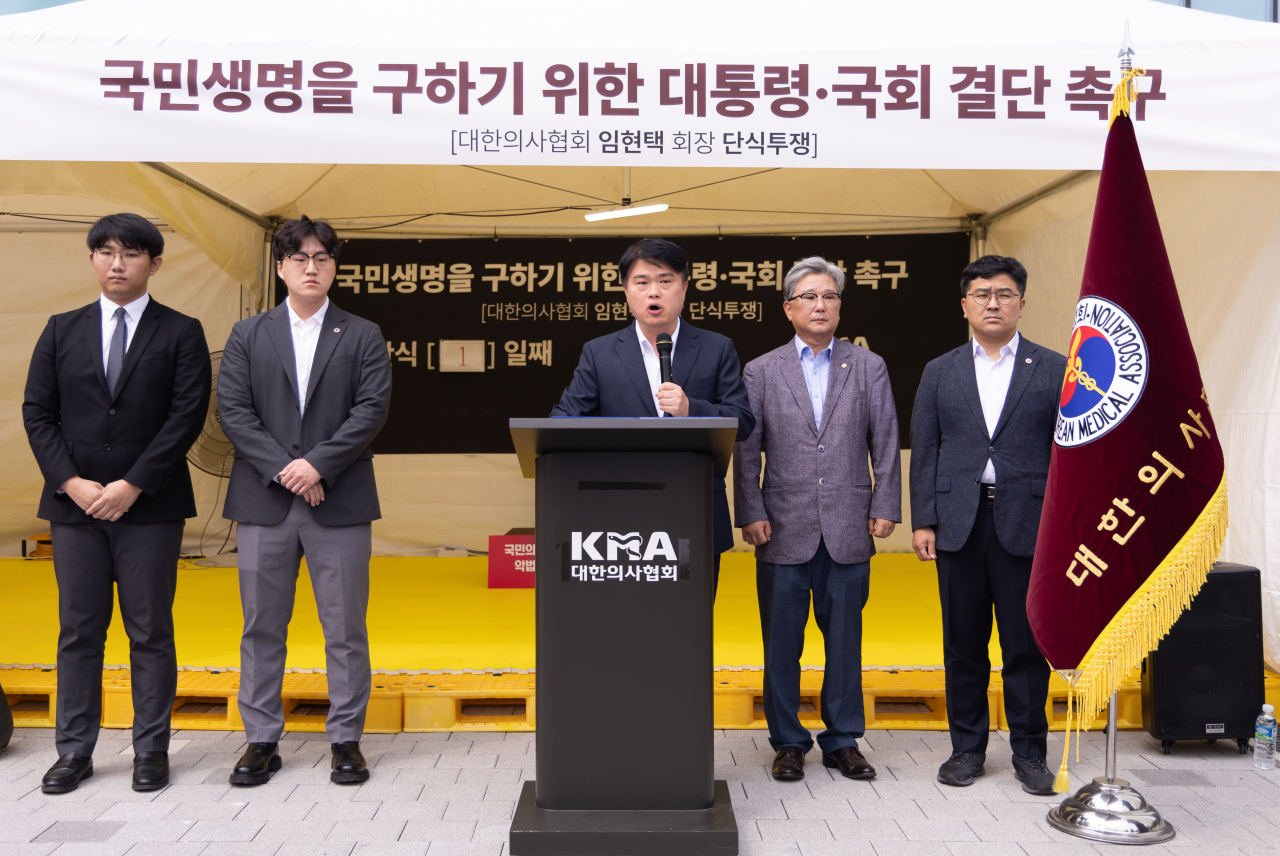 임현택 대한의사협회 회장이 26일 오후 서울 용산구 대한의사협회에서 단식투쟁 기자회견을 하고 있다. [연합]