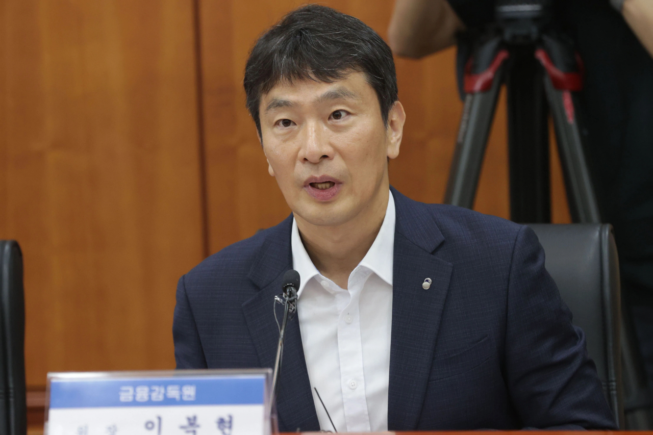 Lee Bok-hyun, governor of the Financial Supervisory Service, stated on Aug. 8 at a Korea Financial Investment Association meeting in Yeouido, Seoul, that he would scrutinize Doosan Group‘s filings to ensure it fully details the impact, decision-making process, and risks of its restructuring, and would continue to demand corrections if any deficiencies are found. (Yonhap)